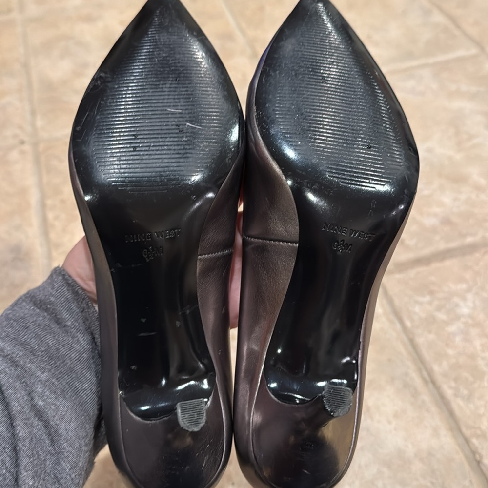 Bundle of Women's Pumps - silver, black peep toe, olive, grey patterned - Picture 13 of 15